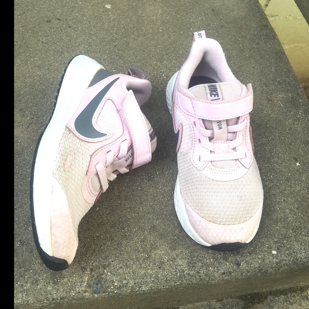 🌸Like New! Nike Revolution 5 GIRLS running shoes